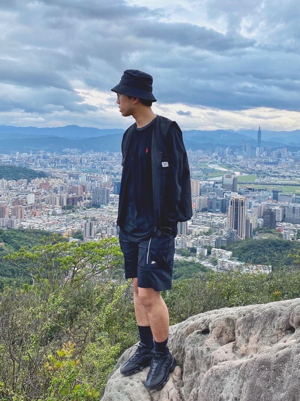 「ootd、ootdtw、spootd、street、streetstyle、streetfashion、streetwear、outfit、outdoor、outfitoftheday」｜「ReebokのReebok Classic （ハット、ブラック系）」を使った、Chen.here 🇹🇼さん（メンズ・178cm）の春コーディネートの1枚目の写真