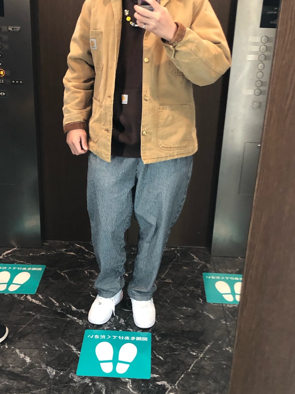 Carharttのノーカラージャケットを使った人気ファッション