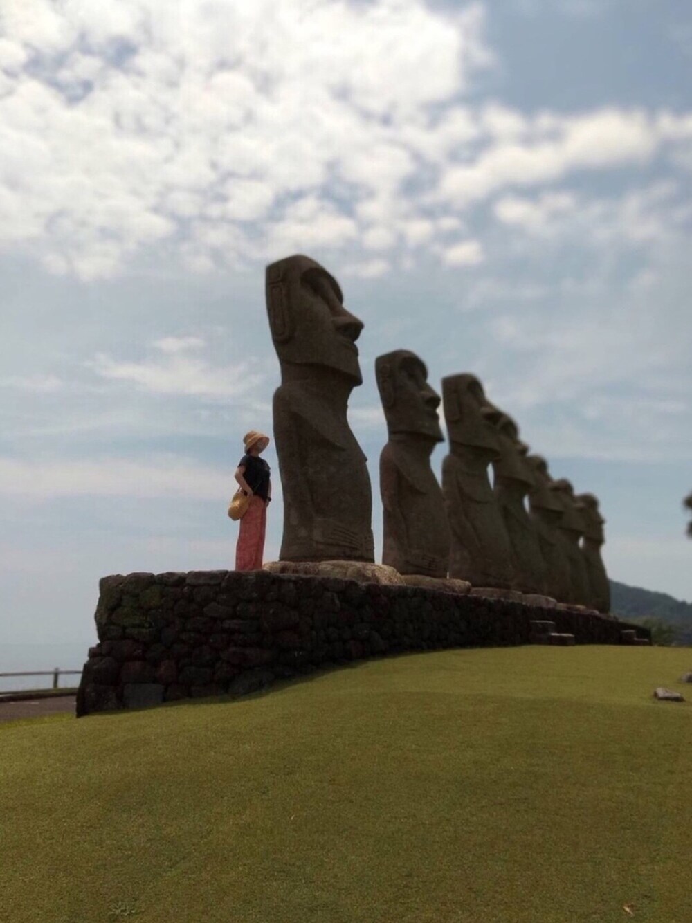 「大人カジュアル、夏コーデ、旅行コーデ、モアイ像、ヴィワイヤン像、麦わら帽子」｜「ヴィワイヤン像と我が家のアイドルと。のアイテム（フィギュア、その他）」を使った、猫山さん（レディース・161cm）の夏コーディネートの1枚目の写真