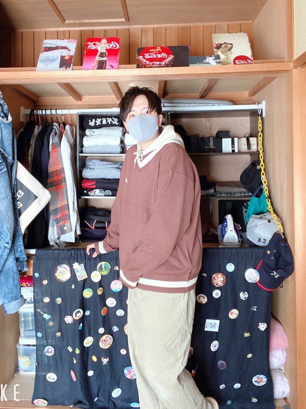 「オーバーサイズ、カジュアル、レイヤードスタイル、ブラウンコーデ、チルデンニット、パーカー、コーデュロイパンツ、KANGOL、Gildan、古着」｜「KANGOLのKANGOL ( カンゴール ) オーバーサイズ チルデンニット（ニット/セーター、ブラウン系）」を使った、社会人3年目さん（メンズ・173cm）の冬コーディネートの1枚目の写真