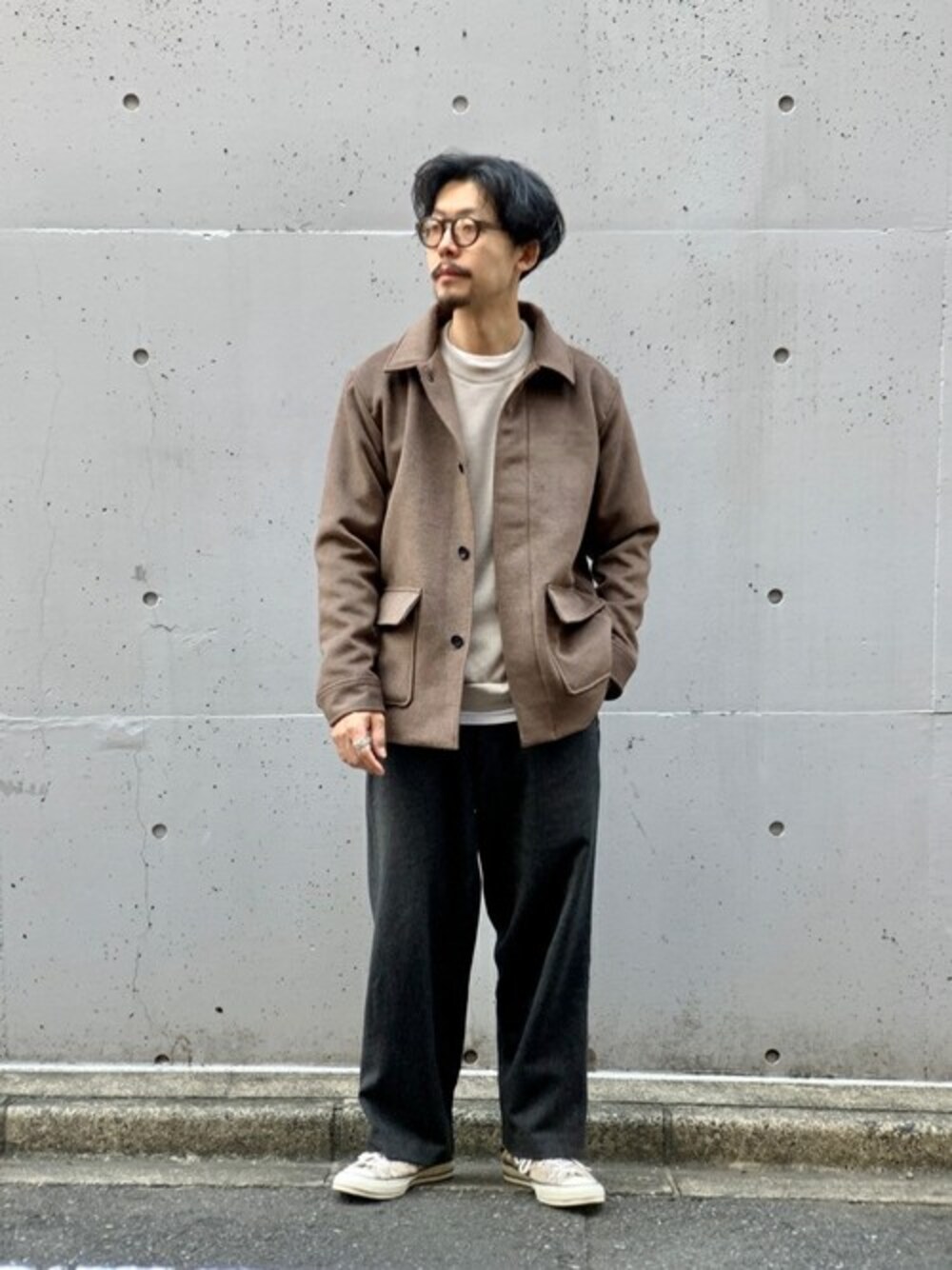 「アウター、ベージュ、カバーオール、冬コーデ、防寒　、キレイめ、茶色、冬、きれいめカジュアル、417 by EDIFICE」｜「417 EDIFICEのBOMBERHEATスウェット クルーネック（Tシャツ/カットソー、グレー系）」を使った、タカハシ ヒロキさん（メンズ・173cm）の秋コーディネートの1枚目の写真