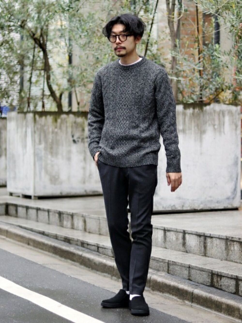 グレー系のニット/セーター、ブルー系のその他パンツ、ブラック系のスニーカーを着用したメンズの秋コーディネートの1枚目の写真