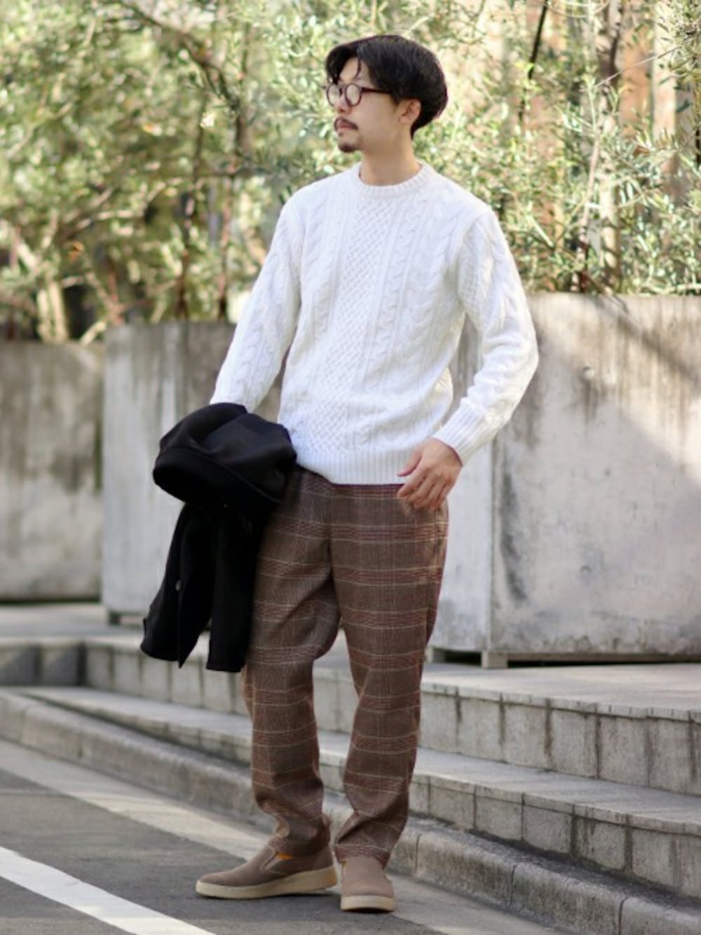 ホワイト系のニット/セーター、その他のその他パンツ、ブラック系のカバーオールを着用したメンズの冬コーディネートの1枚目の写真