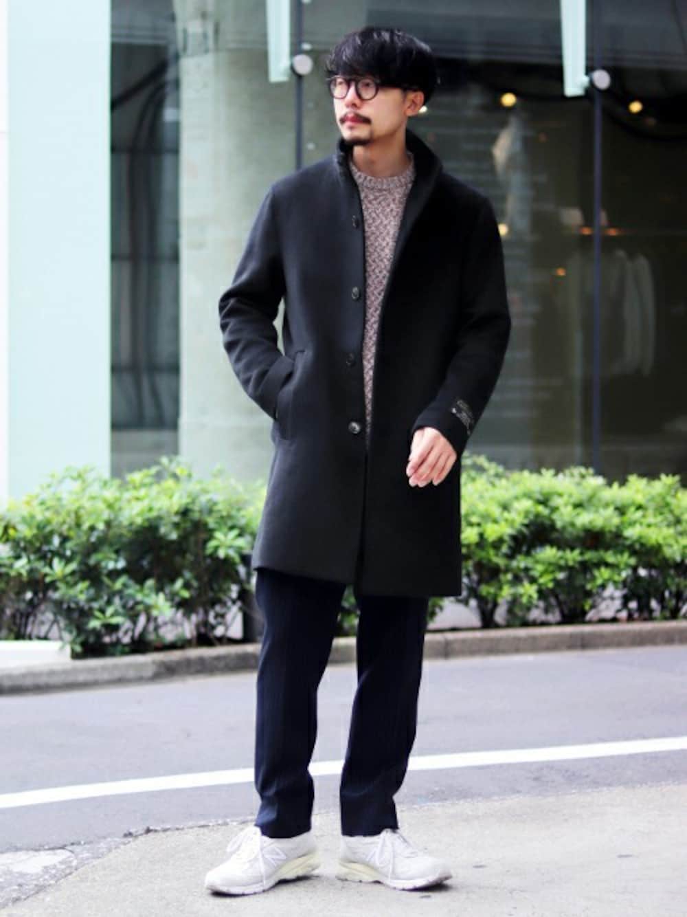 ブルー系のその他アウター、ベージュ系のニット/セーター、ブルー系のその他パンツを着用したメンズの冬コーディネートの1枚目の写真