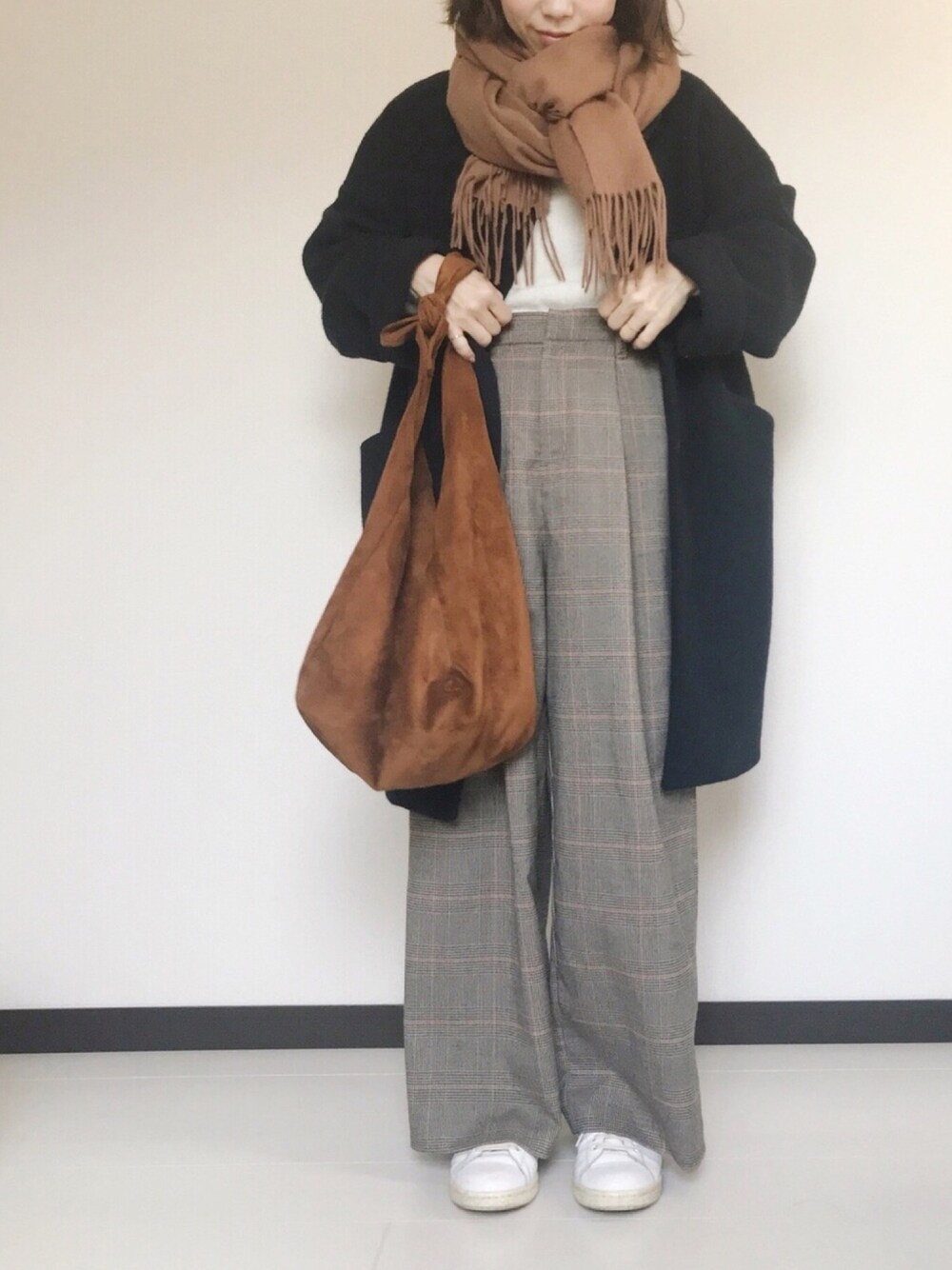 「オトナカジュアル、グレンチェック、チェックパンツ、キャメル、ノーカラーコート、マフラーぐるぐる、ストール、スタンスミス、スニーカー、無印良品」｜「URBAN RESEARCH DOORSのDOORS ウールストール（ストール/ショール、ブラウン系）」を使った、mayuさん（レディース・153cm）の冬コーディネートの1枚目の写真