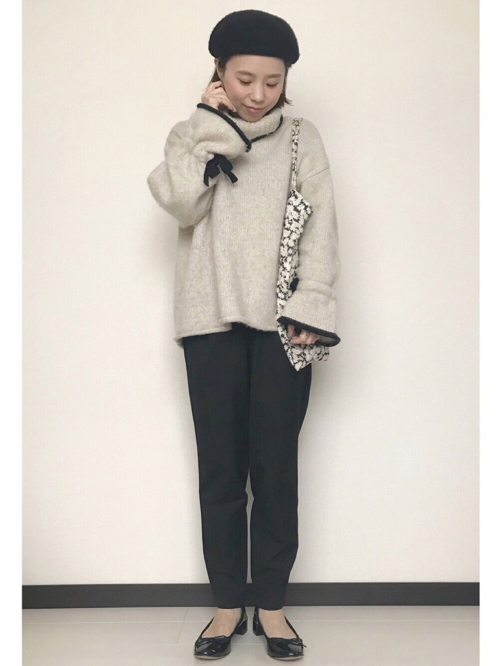 「モノトーン、オトナカジュアル、パンツスタイル、バレエシューズ、ベレー帽、ZARA、ざっくりニット」｜「SENSE OF PLACE by URBAN RESEARCHのCARREMAN テーパードパンツ（その他パンツ、ブラック系）」を使った、mayuさん（レディース・153cm）の冬コーディネートの1枚目の写真