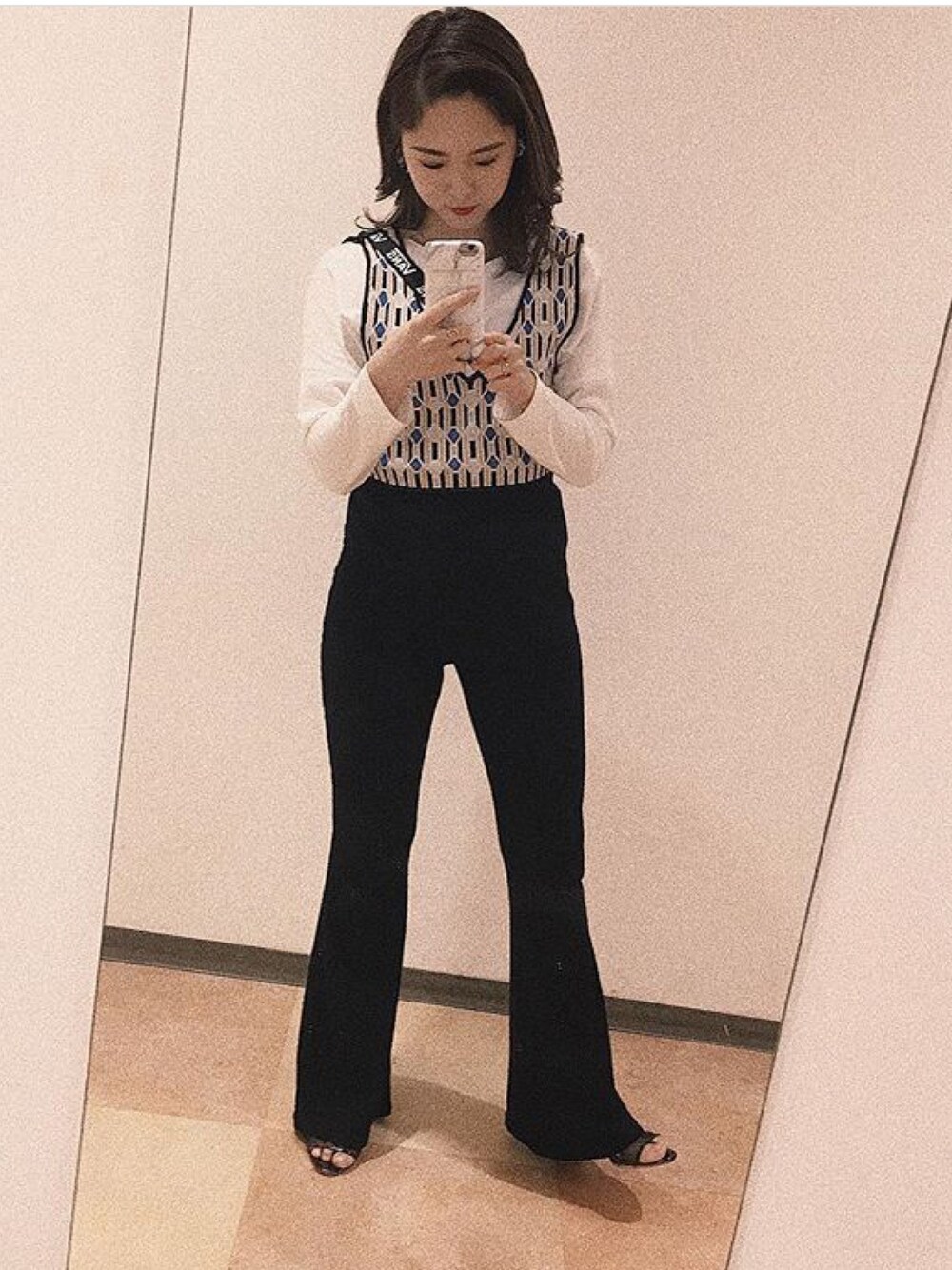 「SLY、EVRIS 、AMERICAN HOLIC、ESPERANZA、コストコ、コーデ」｜「AMERICAN HOLICのアイテム（Tシャツ/カットソー、ホワイト系）」を使った、misakoさん（レディース・155cm）の春コーディネートの1枚目の写真
