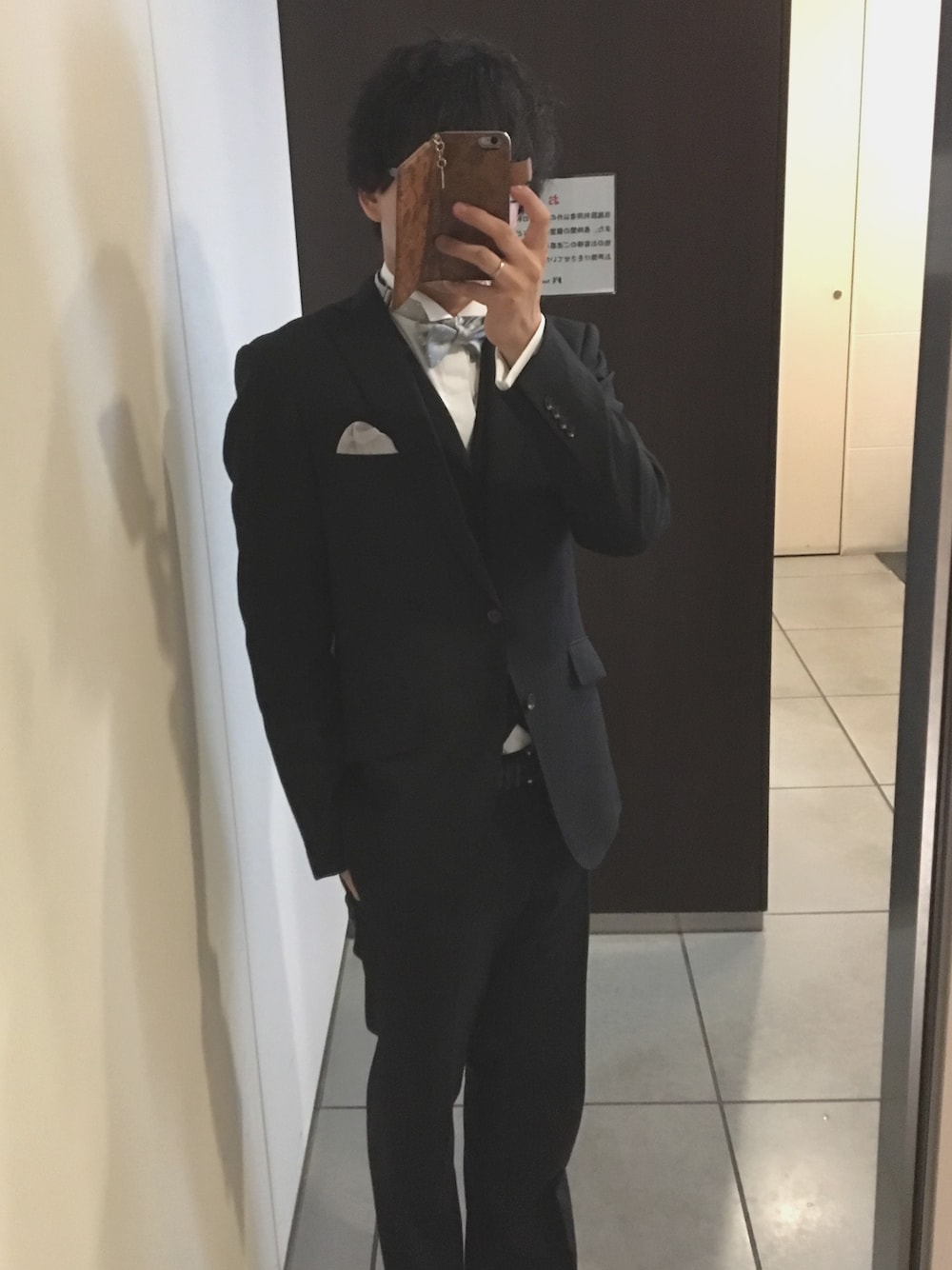 シルバー系の蝶ネクタイ、ブルー系のネクタイを着用したメンズの夏コーディネートの1枚目の写真