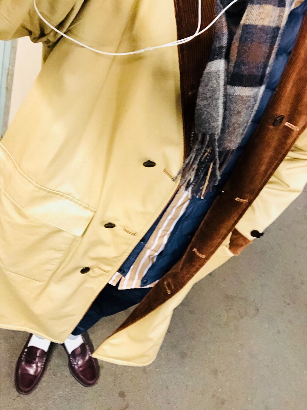 ブラウン系のステンカラーコート、ベージュ系のシャツ/ブラウス、ブラウン系のローファーを着用したメンズの秋コーディネートの1枚目の写真