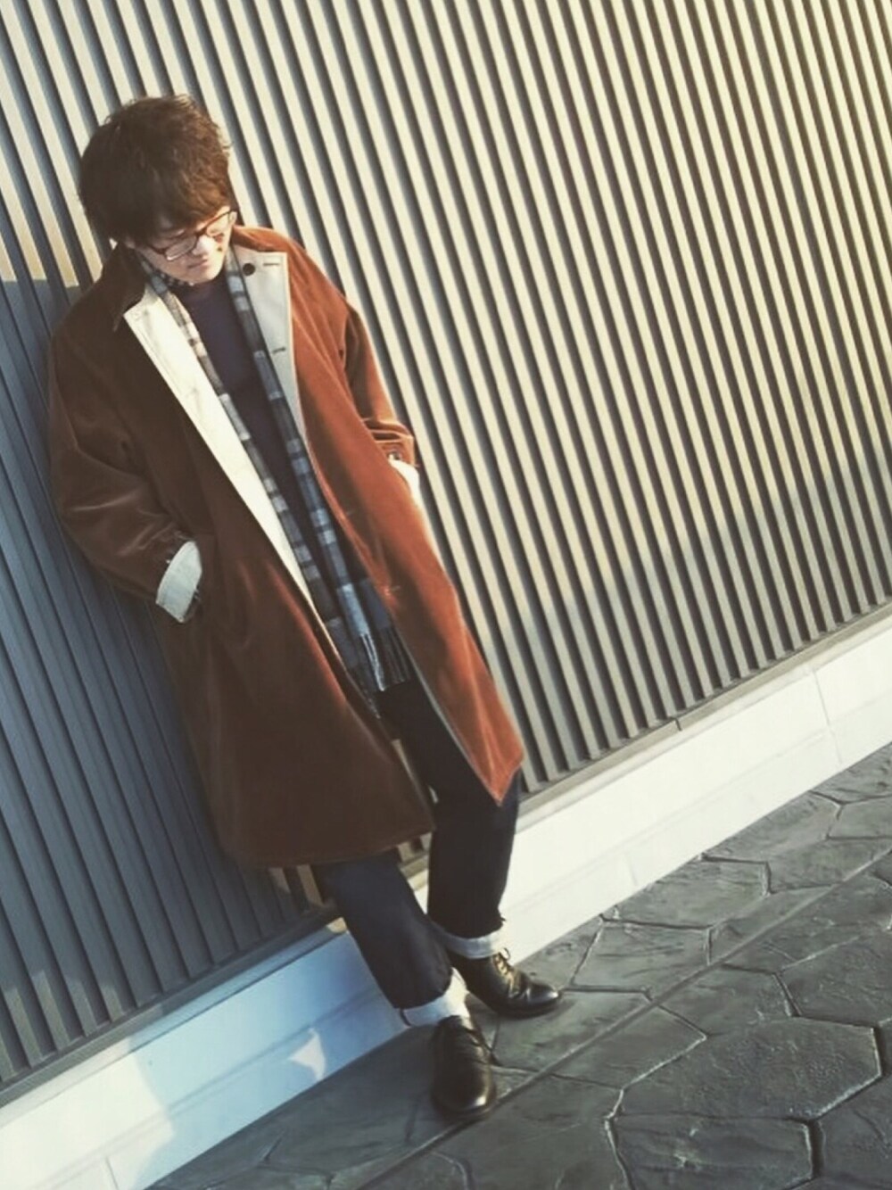 ブラウン系のステンカラーコート、シルバー系のリング、レッド系のリングを着用したメンズの冬コーディネートの1枚目の写真