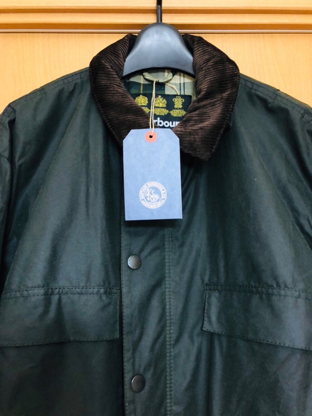 グリーン系のジャケット/アウターを着用したメンズの秋コーディネートの1枚目の写真