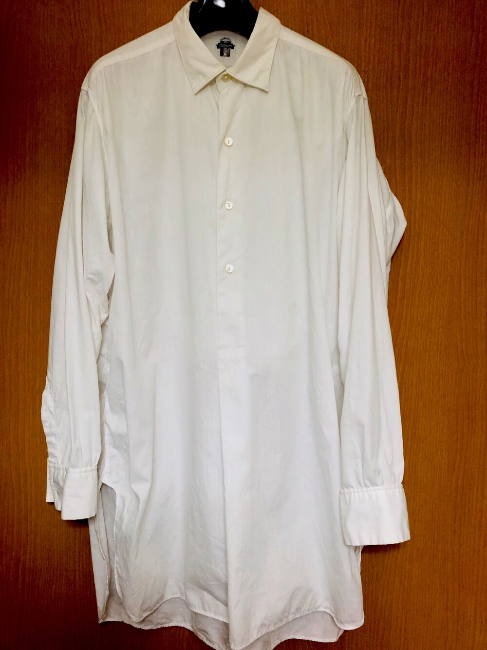 ホワイト系のシャツ/ブラウスを着用したメンズの秋コーディネートの1枚目の写真