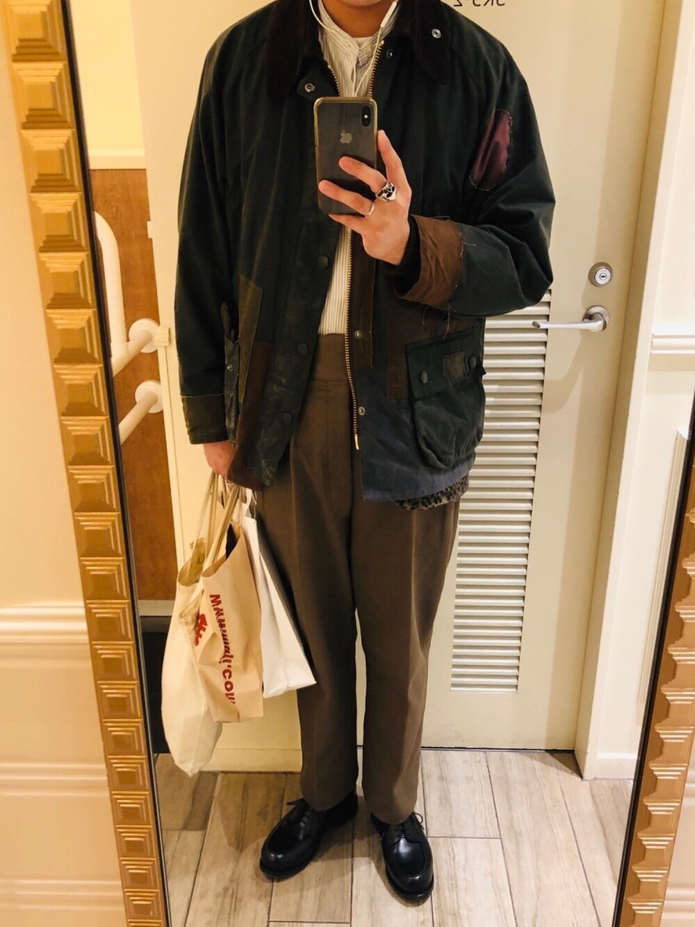 グリーン系のジャケット/アウター、ブラック系のドレスシューズ、グリーン系のスラックスを着用したメンズの冬コーディネートの1枚目の写真