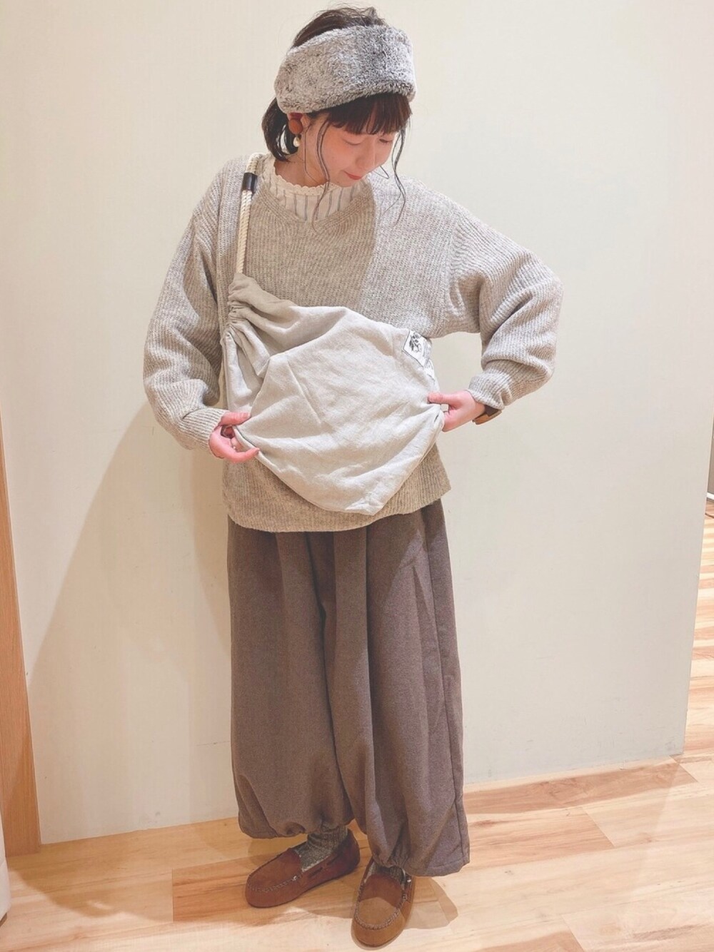 ホワイト系のシャツ/ブラウス、ベージュ系のショルダーバッグ、ブラウン系のその他パンツを着用したレディースの秋コーディネートの1枚目の写真