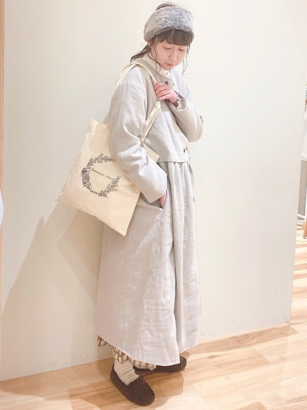 ホワイト系のシャツ/ブラウス、グレー系のその他アウター、ホワイト系のスカートを着用したレディースの冬コーディネートの1枚目の写真