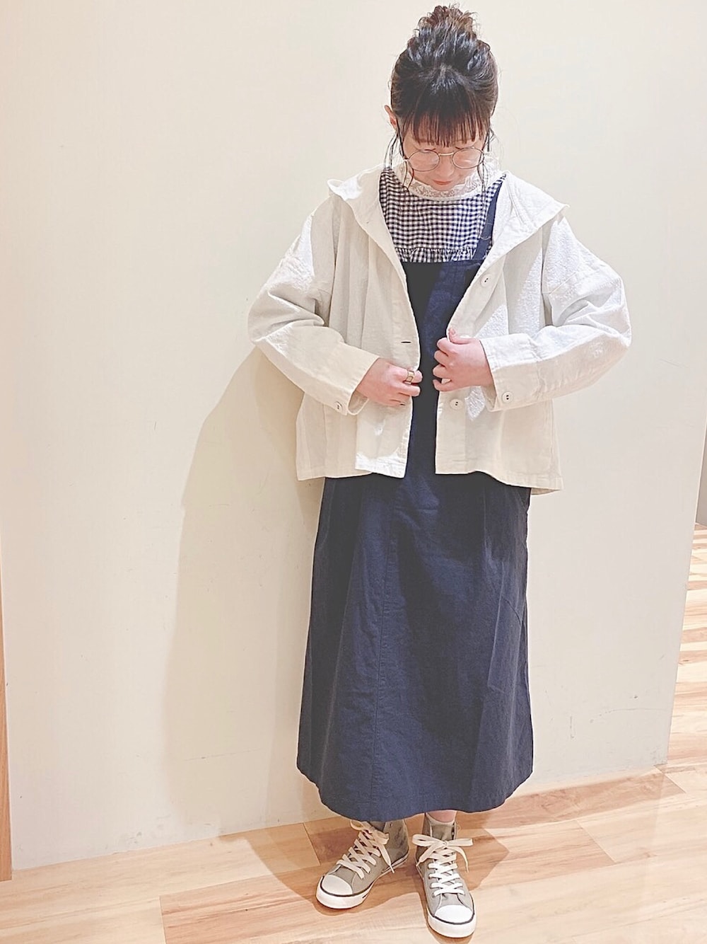 「ワンピース、ナチュラル、SM2、大人カジュアル、スニーカーコーデ、シンプルコーデ、春コーデ、サマンサ モスモス(Samansa Mos2)、部屋撮り、スタッフセンバツ」｜「Samansa Mos2の綿麻フードジャケット（その他アウター、ホワイト系）」を使った、koeda𖡼.𖤣𖥧さん（レディース・158cm）の春コーディネートの1枚目の写真