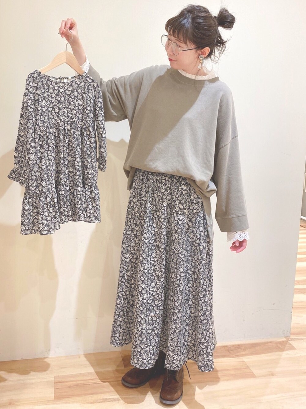ホワイト系のTシャツ/カットソー、グリーン系のTシャツ/カットソー、ブラック系のスカートを着用したレディースの秋コーディネートの1枚目の写真