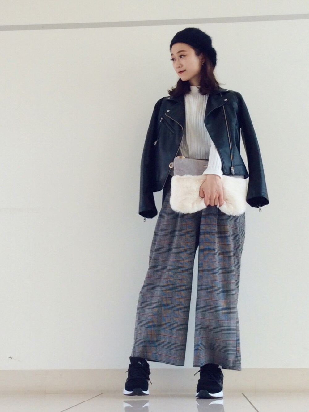 「グレンチェック、ライダース、ハイテクスニーカー、白ソックス、ハイネック、ベレー帽、クラッチバッグ、ファーバッグ、THESHOPTK、THE SHOP TK」｜「THE SHOP TK のフェイクレザーライダースジャケット（ライダースジャケット、ブラック系）」を使った、mi-n*さん（レディース・158cm）の秋コーディネートの1枚目の写真