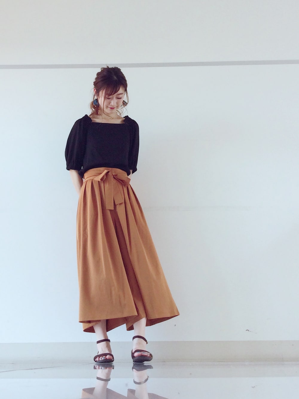 「ワイドパンツ、スカンツ、ウエストリボン、ブラウス、パフスリーブ、オフショル、秋のコーデ、テラコッタ、THE SHOP TK、THESHOPTK」｜「THE SHOP TK の【洗濯機OK】スクエアネックパフ袖ブラウス（シャツ/ブラウス、ブラック系）」を使った、mi-n*さん（レディース・158cm）の夏コーディネートの1枚目の写真