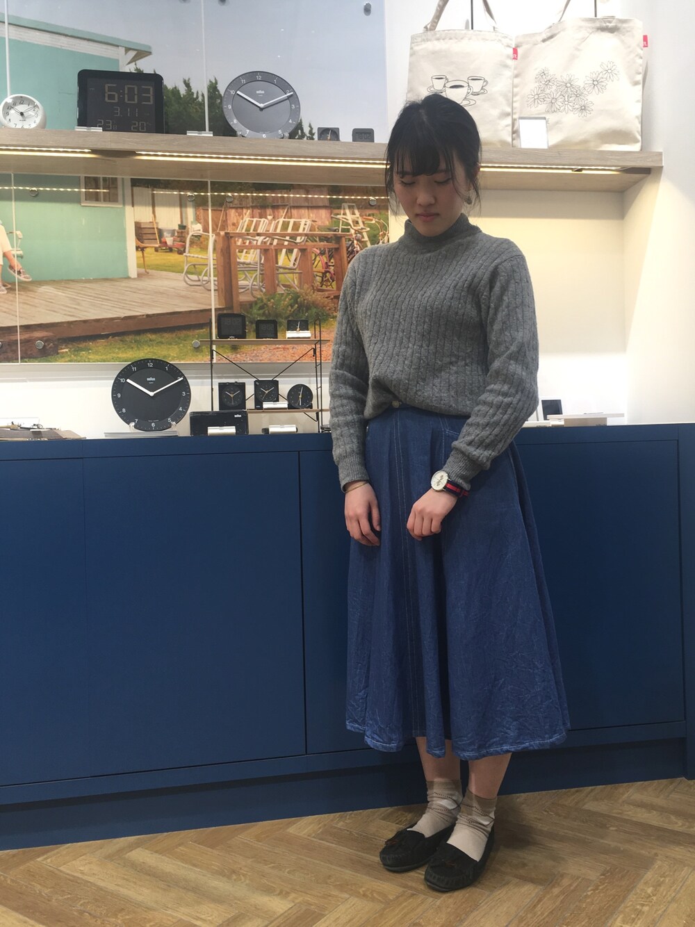 ホワイト系のアナログ腕時計を着用したレディースの春コーディネートの1枚目の写真