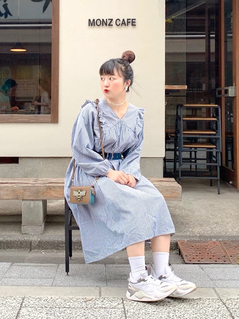 「休日スタイル、シンプルコーデ、カジュアルコーデ、ワンピース×スニーカー、ワントーンコーデ、おしゃれさんと繋がりたい」｜「BEAUTY&YOUTH UNITED ARROWSのアイテム（ショルダーバッグ、ベージュ系）」を使った、Mojoさん（レディース・160cm）の夏コーディネートの1枚目の写真