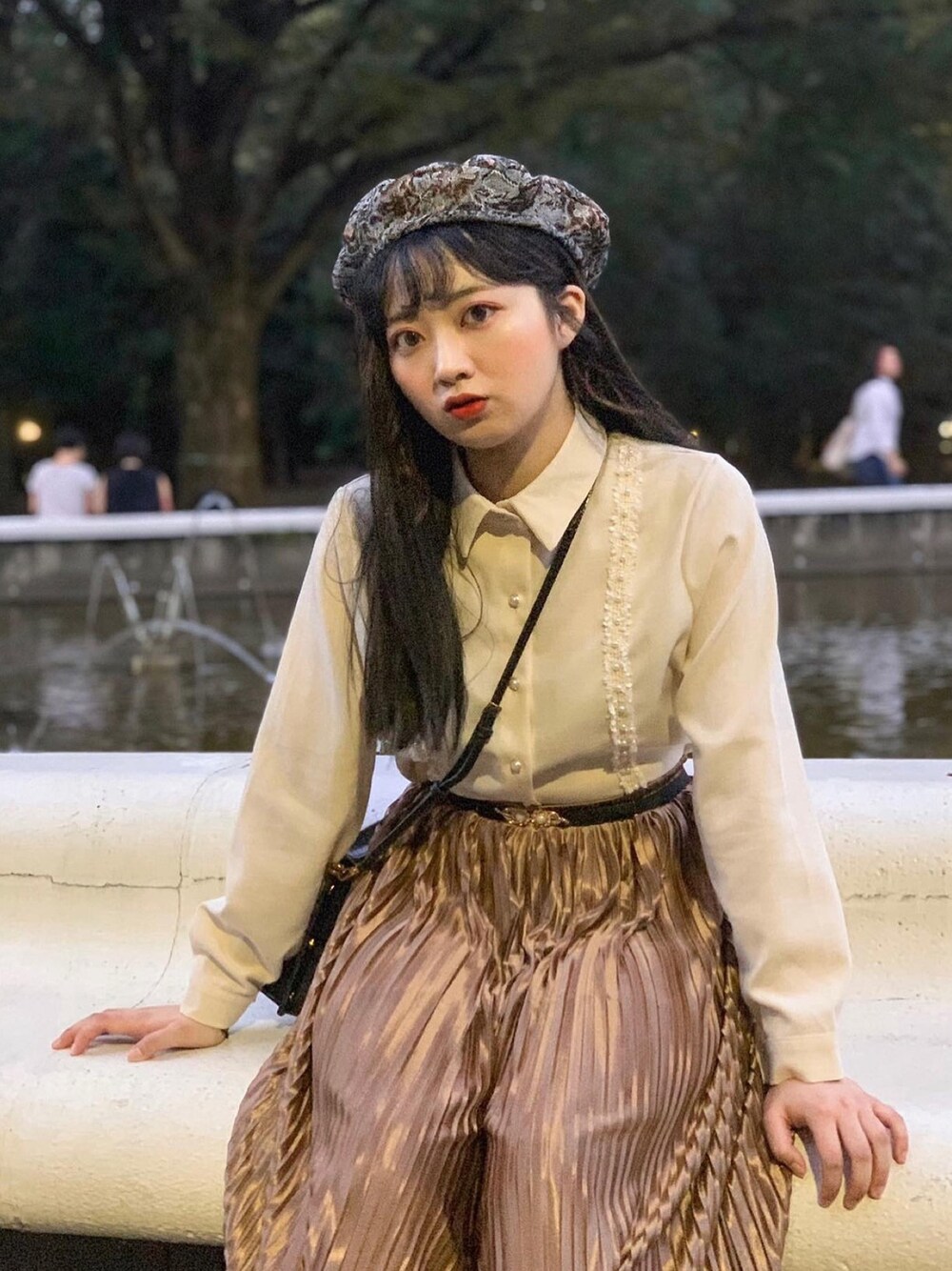 「休日スタイル、おしゃれさんと繋がりたい、大人カジュアル、淡色コーデ、プリーツスカート、ベレー帽」｜「Souvenir de Par Avionのアイテム（ベルト、ブラック系）」を使った、Mojoさん（レディース・160cm）の夏コーディネートの1枚目の写真