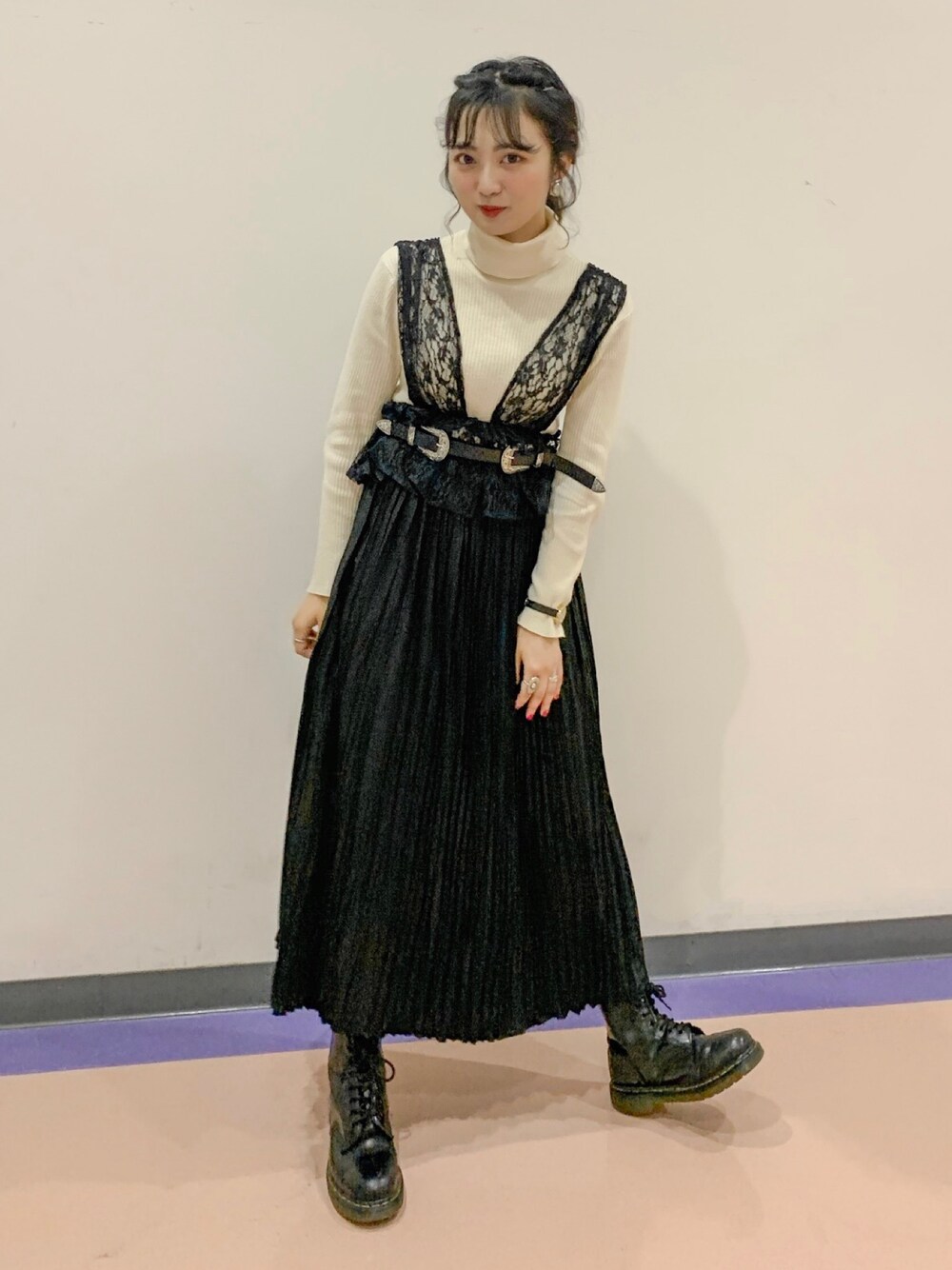 「おしゃれさんと繋がりたい、黒白コーデ、プリーツスカート」｜「SENSE OF PLACE by URBAN RESEARCHのアイテム（スカート、ブラック系）」を使った、Mojoさん（レディース・160cm）の夏コーディネートの1枚目の写真