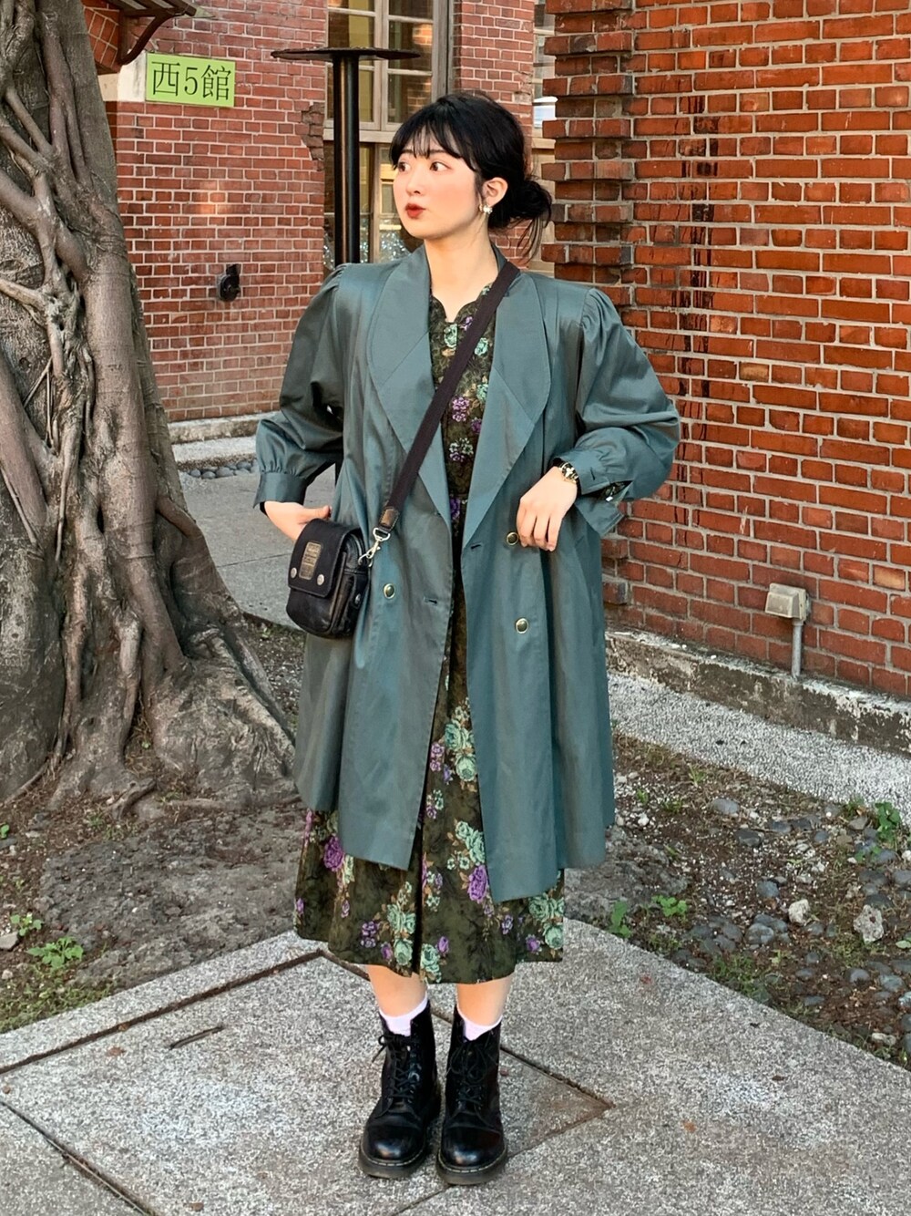 「休日スタイル、緑コーデ、ワンピース、花柄ワンピース、古着コーデ、古着女子」｜「Dr. Martensのアイテム（ブーツ、ブラック系）」を使った、Mojoさん（レディース・160cm）の夏コーディネートの1枚目の写真