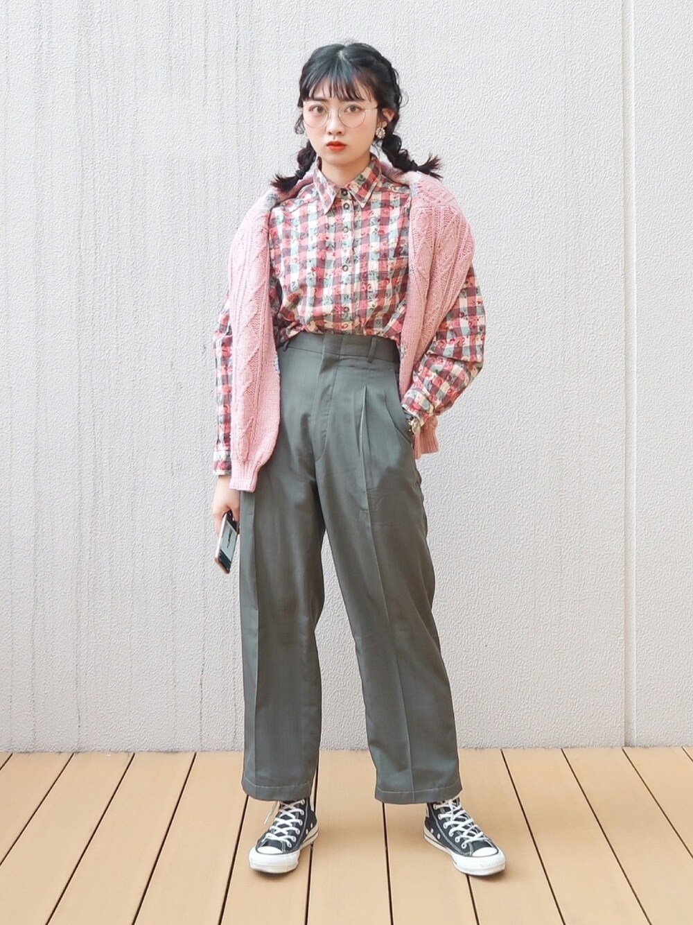 「シンプルコーデ、おうちファッション、スニーカー、チェックシャツ、古着MIX、メガネ女子」｜「CONVERSEのアイテム（スニーカー、ブラック系）」を使った、Mojoさん（レディース・160cm）の夏コーディネートの1枚目の写真