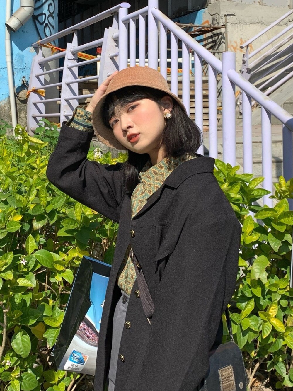 「休日スタイル、おしゃれさんと繋がりたい、古着コーデ、古着女子、バケットハット」｜「古着のアイテム（テーラードジャケット、ブラック系）」を使った、Mojoさん（レディース・160cm）の夏コーディネートの1枚目の写真