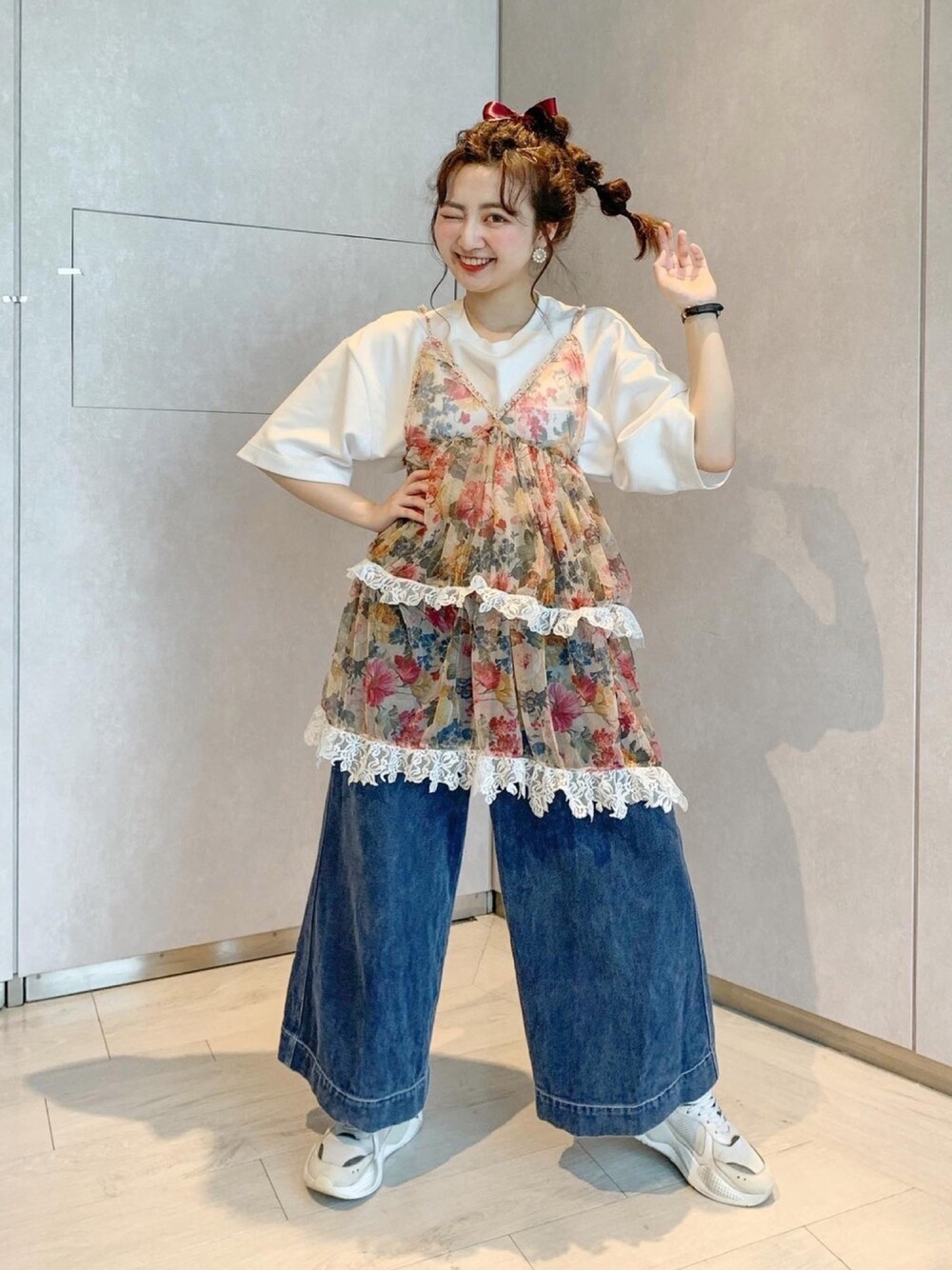 「夏コーデ、低身長、着回しコーデ、透け感、花柄ワンピース、シャツ、シースルー、シースルーワンピース」｜「Ray BEAMSのアイテム（チノパンツ、ブルー系）」を使った、Mojoさん（レディース・160cm）の夏コーディネートの1枚目の写真