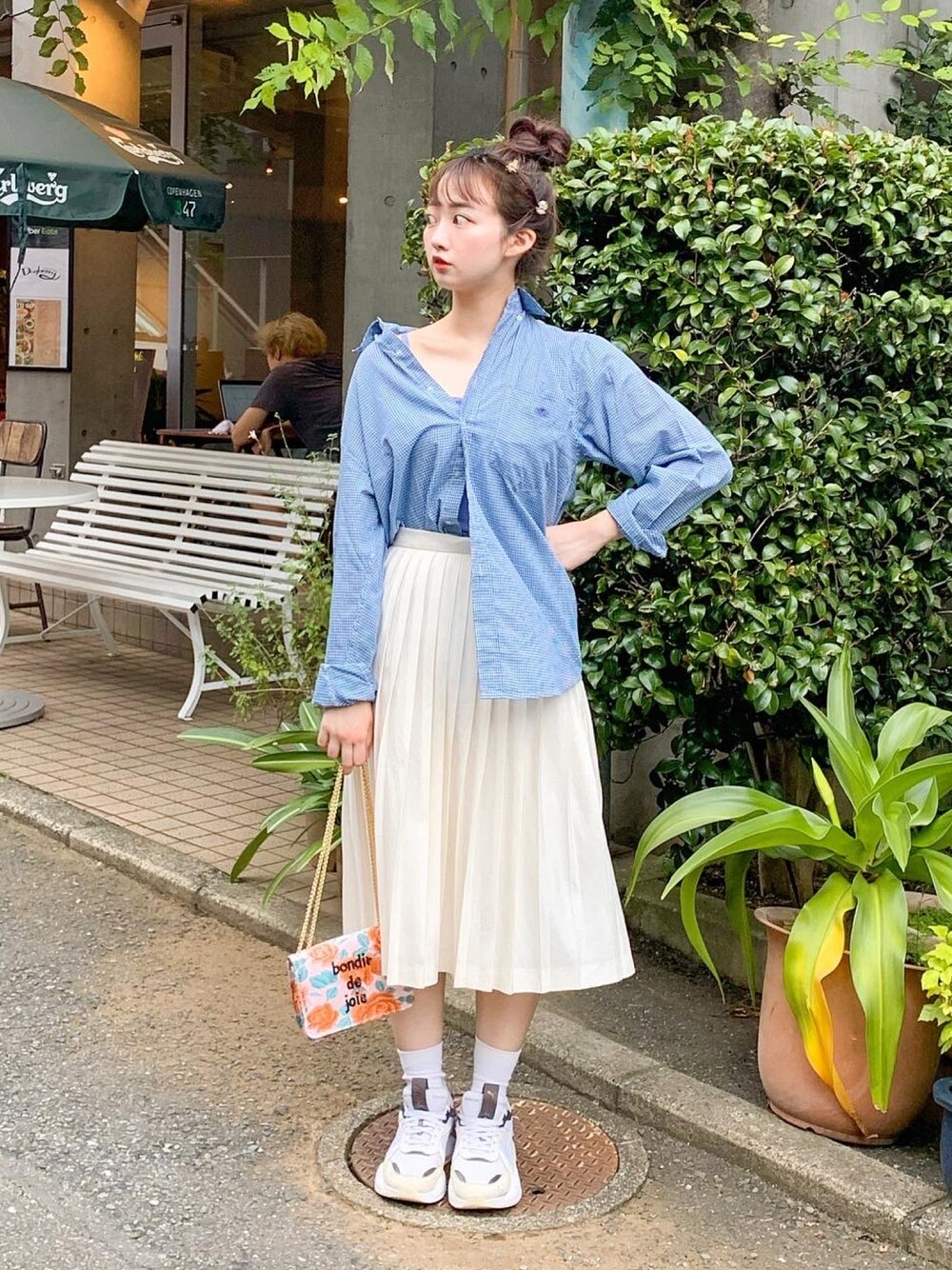 「着回しコーデ、ストリート、夏コーデ、タンクトップ、プリーツスカート、スニーカーコーデ」｜「U.S. POLO ASSN.のアイテム（シャツ/ブラウス、ブルー系）」を使った、Mojoさん（レディース・160cm）の夏コーディネートの1枚目の写真