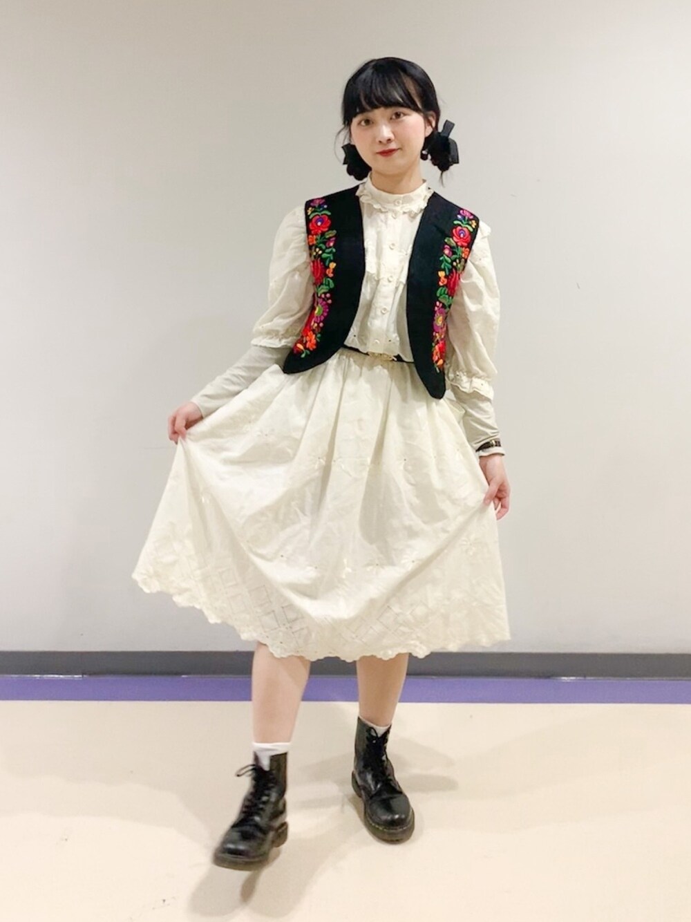 「真っ白ワンピ、刺繍、２つお団子、Dr.Martens、古着女子、ホワイトコーデ、ビンテージ、ゆるコーデ」｜「Dr. Martensのアイテム（ブーツ、ブラック系）」を使った、Mojoさん（レディース・160cm）の夏コーディネートの1枚目の写真