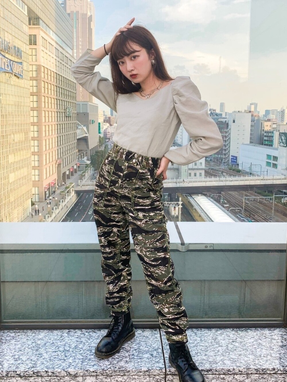 「おしゃれさんと繋がりたい、オトナ女子、camouflage、パフスリーブ、緑コーデ、カッコイイ女子、カラーパンツ、休日スタイル」｜「Dr. Martensのアイテム（ブーツ、ブラック系）」を使った、Mojoさん（レディース・160cm）の夏コーディネートの1枚目の写真