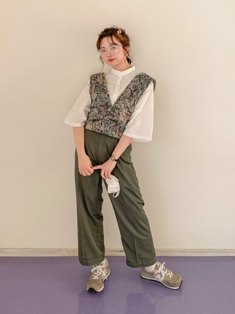 「メガネ女子、おしゃれさんと繋がりたい、オトナカジュアル、古着コーデ、緑コーデ、ビスチェ、ビスチェコーデ、カラーパンツ、夏セールで買いました」｜「NEW BALANCEのアイテム（スニーカー、グレー系）」を使った、Mojoさん（レディース・160cm）の夏コーディネートの1枚目の写真