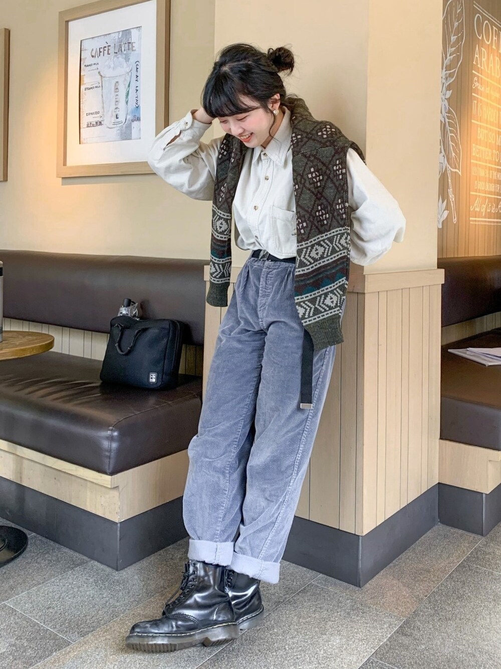 「休日スタイル、おしゃれさんと繋がりたい、古着コーデ、ハイウエスト、Dr.Martens、カラーパンツ」｜「Dr. Martensのアイテム（ブーツ、ブラック系）」を使った、Mojoさん（レディース・160cm）の夏コーディネートの1枚目の写真