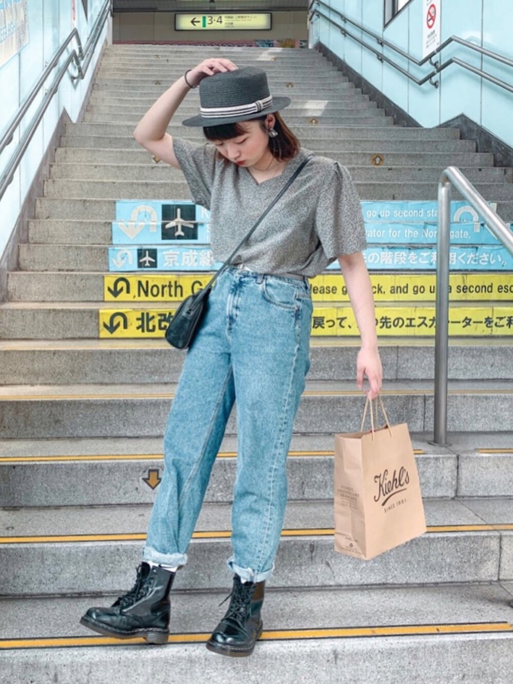 「シンプルコーデ、夏コーデ、休日スタイル、麦わら帽子、ジーンズ、カラーパンツ、Dr.Martens」｜「SENSE OF PLACE by URBAN RESEARCHのアイテム（ショルダーバッグ、ブラック系）」を使った、Mojoさん（レディース・160cm）の夏コーディネートの1枚目の写真