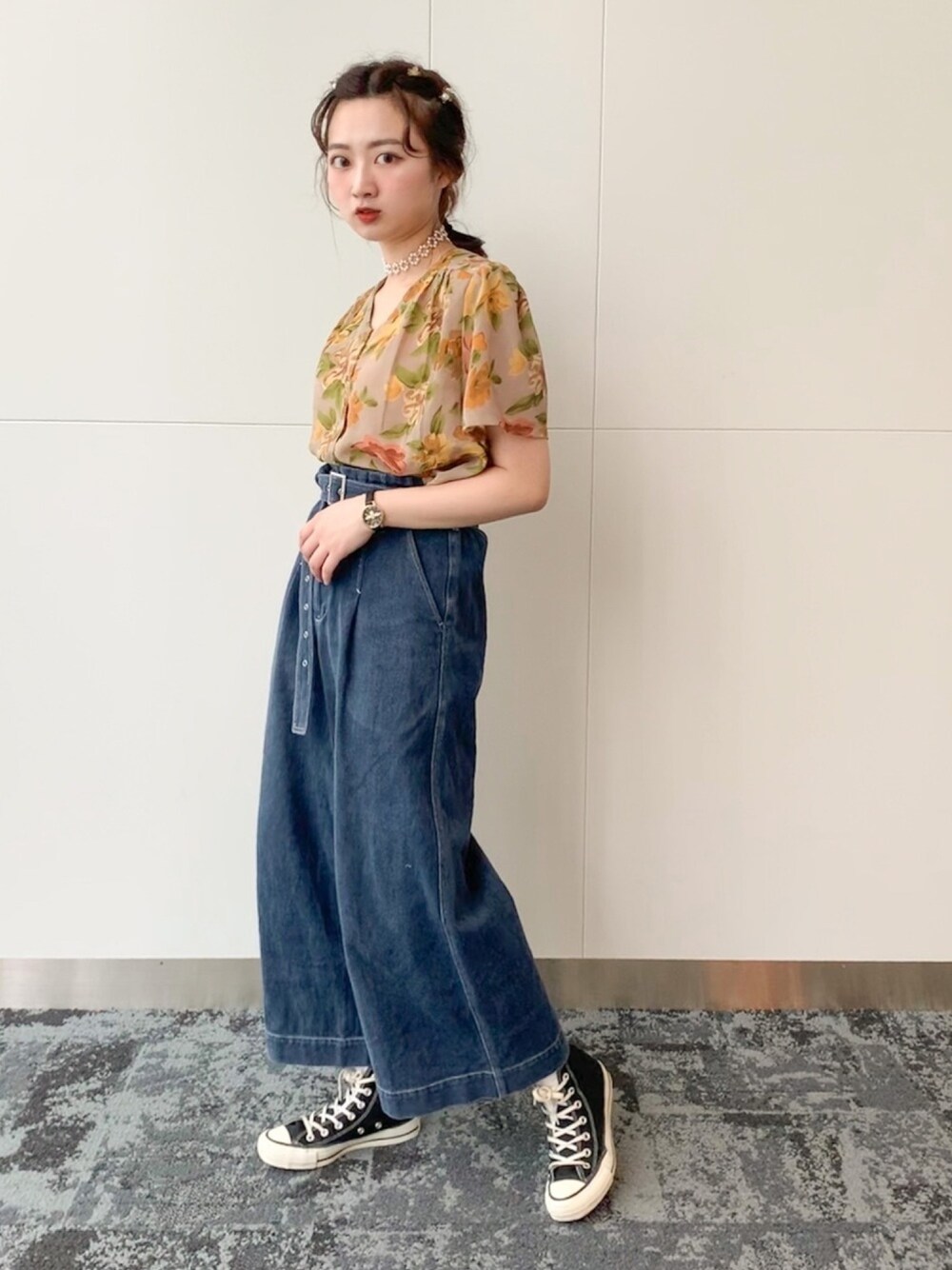 「カジュアルコーデ、夏コーデ、ヘアアレンジ、古着女子、古着MIX、低身長コーデ、カラーパンツ、コンバース」｜「Ray BEAMSのアイテム（チノパンツ、ブルー系）」を使った、Mojoさん（レディース・160cm）の夏コーディネートの1枚目の写真