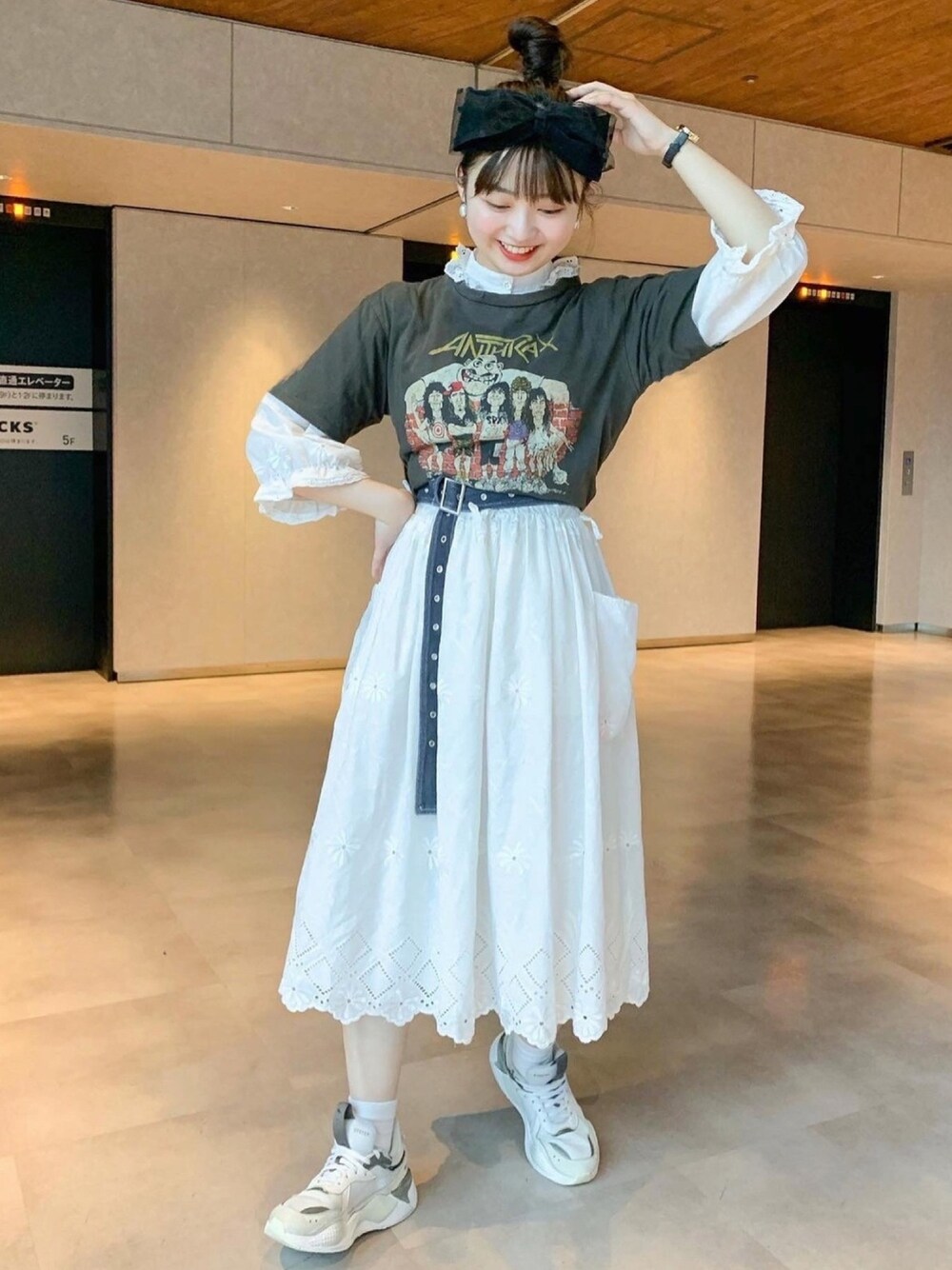「カジュアルコーデ、ゆるコーデ、カジュアルガーリー、ワンピース×スニーカー、スニーカーコーデ、レトロ、ヘアバンド、ロゴT、休日スタイル」｜「PUMAのアイテム（スニーカー、ホワイト系）」を使った、Mojoさん（レディース・160cm）の夏コーディネートの1枚目の写真