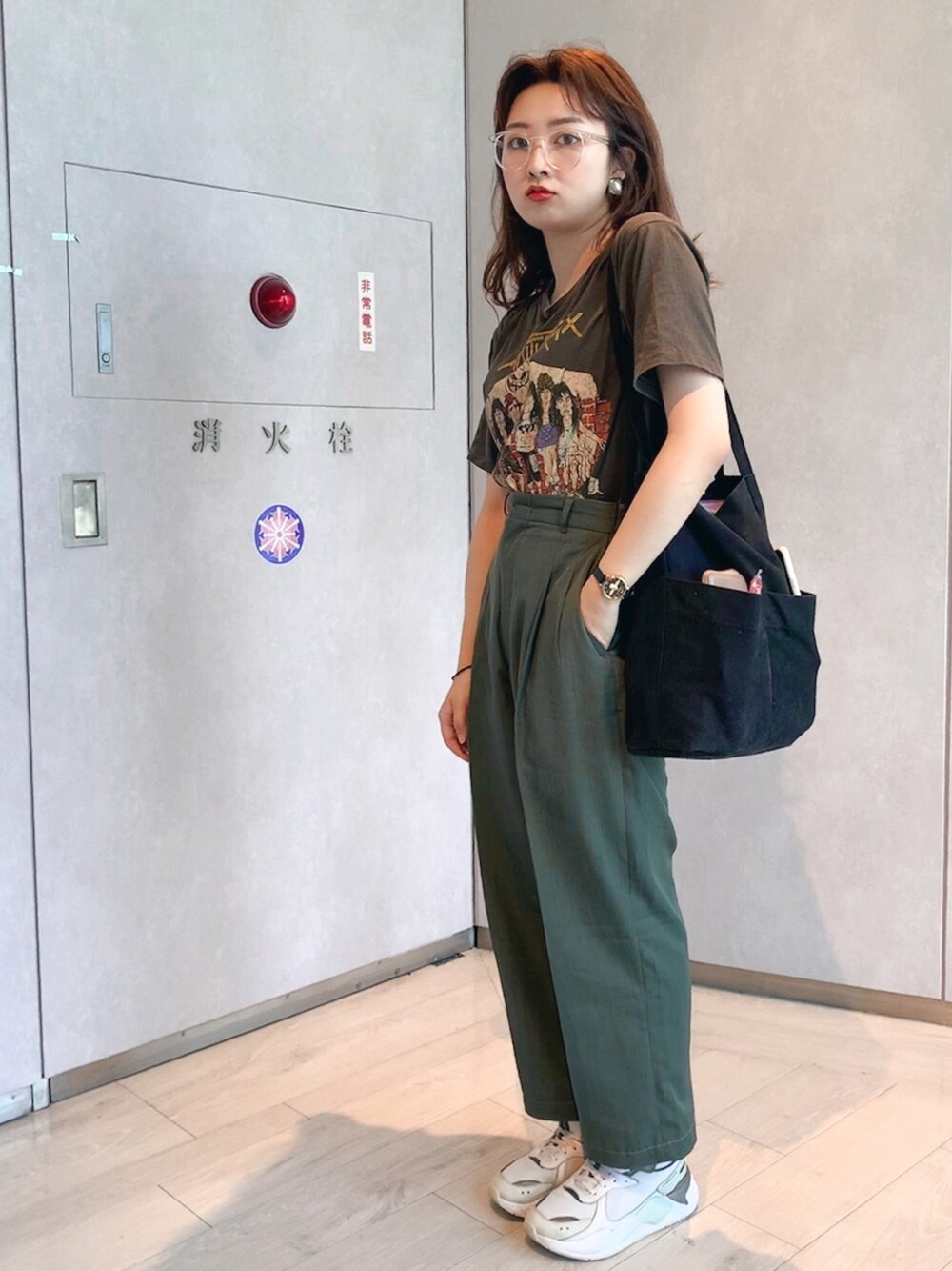 「夏コーデ、カジュアル、Tシャツ、ロゴT、モノトーンコーデ、プリントT、ストリートコーデ、白スニーカー」｜「PUMAのアイテム（スニーカー、ホワイト系）」を使った、Mojoさん（レディース・160cm）の夏コーディネートの1枚目の写真