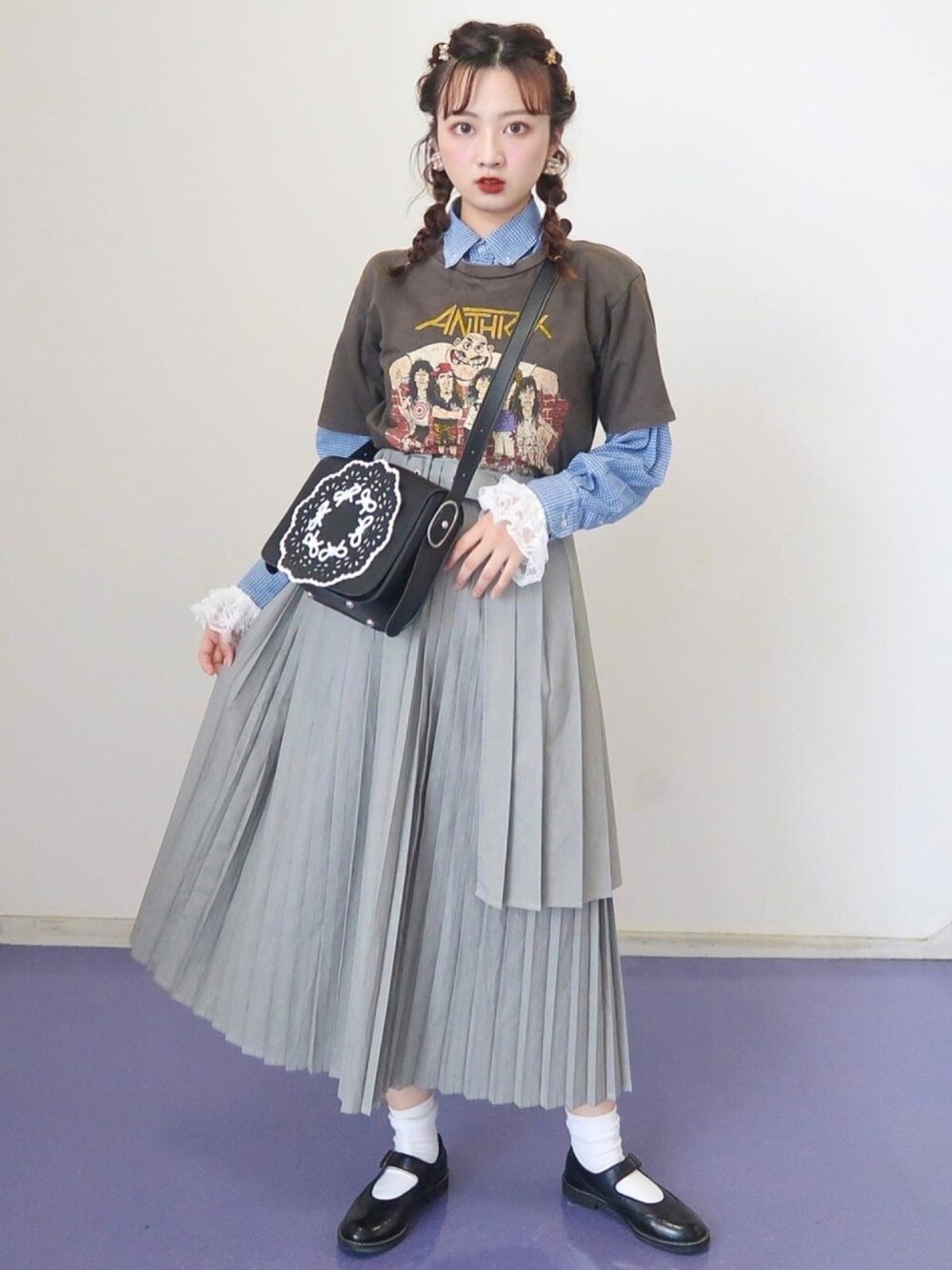 「秋服、低身長コーデ、ゆるコーデ、プリーツスカート、秋コーデ、ロゴT、ヘアアレンジ」｜「TOKYO BOPPERのアイテム（ショルダーバッグ、ブラック系）」を使った、Mojoさん（レディース・160cm）の秋コーディネートの1枚目の写真