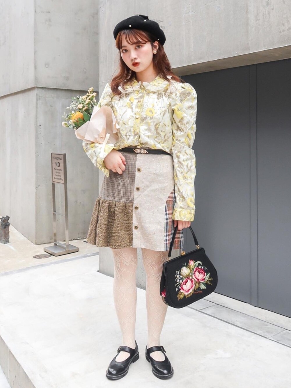 「オトナカジュアル、秋服、秋のコーデ、花柄、ウールスカート、レトロ、レース、ボリューム袖、チェック」｜「HARUTAのアイテム（バレエシューズ、ブラック系）」を使った、Mojoさん（レディース・160cm）の秋コーディネートの1枚目の写真