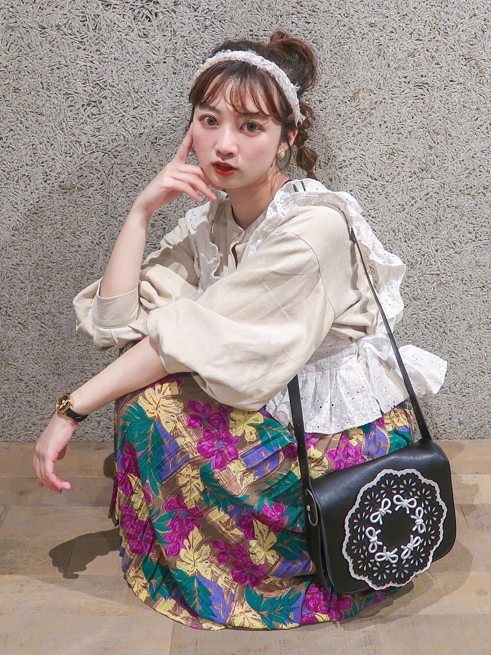 「低身長コーデ、秋のコーデ、花柄スカート、プリーツスカート、スカート、ビスチェ、刺繍レース、ヘアアレンジ、ヘアバンド」｜「TOKYO BOPPERのアイテム（ショルダーバッグ、ブラック系）」を使った、Mojoさん（レディース・160cm）の秋コーディネートの1枚目の写真