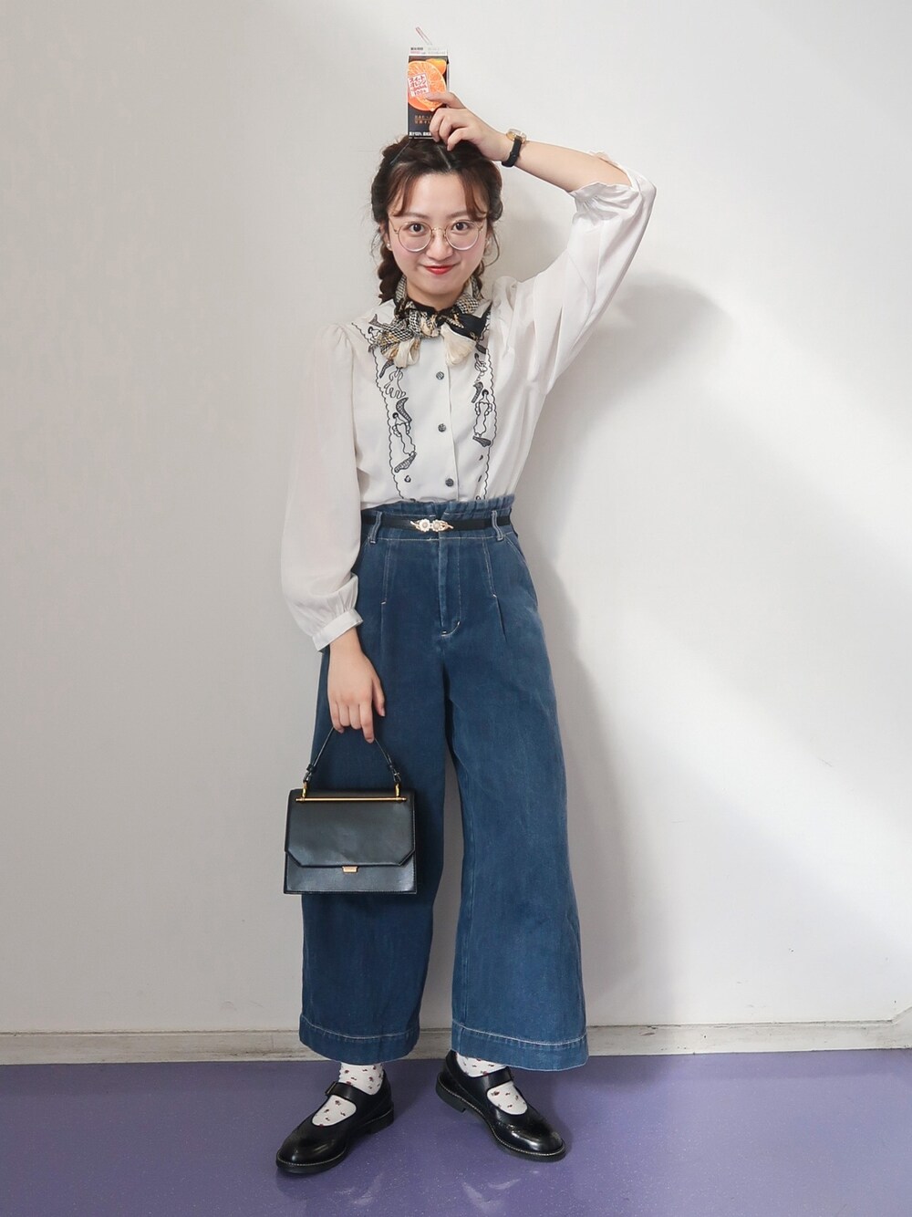 「オトナカジュアル、シンプル、ボリューム袖、ゆるコーデ、ワイドパンツ、デニム、メリージェーン、ヘアアレンジ、メガネ女子、古着MIX」｜「Ray BEAMSのアイテム（チノパンツ、ブルー系）」を使った、Mojoさん（レディース・160cm）の秋コーディネートの1枚目の写真