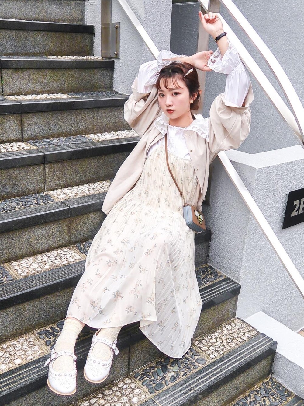 「シンプル、秋服、ボリューム袖、ゆるコーデ、花柄ワンピース、プリーツスカート、ベージュコーデ、リラックススタイル」｜「HARUTAのアイテム（バレエシューズ、ホワイト系）」を使った、Mojoさん（レディース・160cm）の秋コーディネートの1枚目の写真