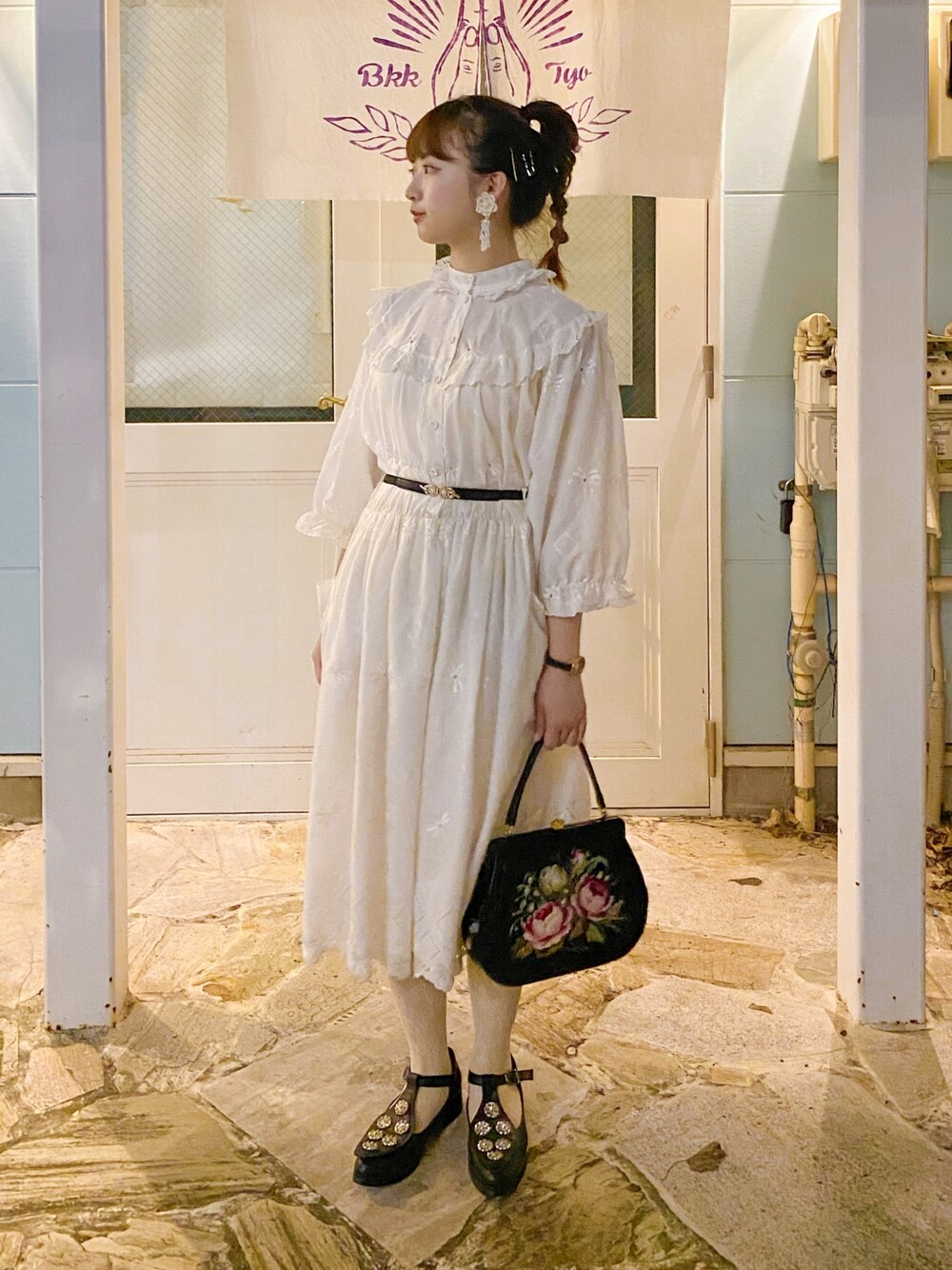 「オトナカジュアル、シンプル、秋服、ボリューム袖、真っ白、刺繍ワンピース、白ワンピース、レース、ヘアアレンジ、古着」｜「TOKYO BOPPERのアイテム（シューズ、ブラック系）」を使った、Mojoさん（レディース・160cm）の秋コーディネートの1枚目の写真