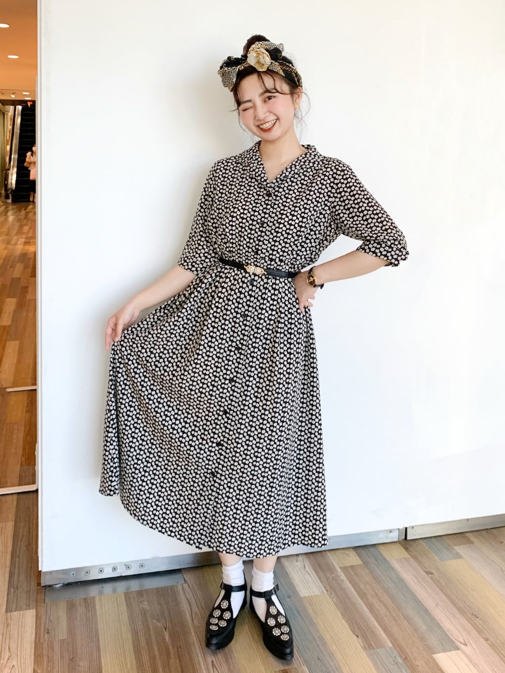 「秋服、オトナカジュアル、シャツスタイル、シャツワンピ、花柄ワンピース、レトロ、黒ワンピ、ゆるコーデ」｜「KBFのアイテム（シャツワンピース、ブラック系）」を使った、Mojoさん（レディース・160cm）の秋コーディネートの1枚目の写真