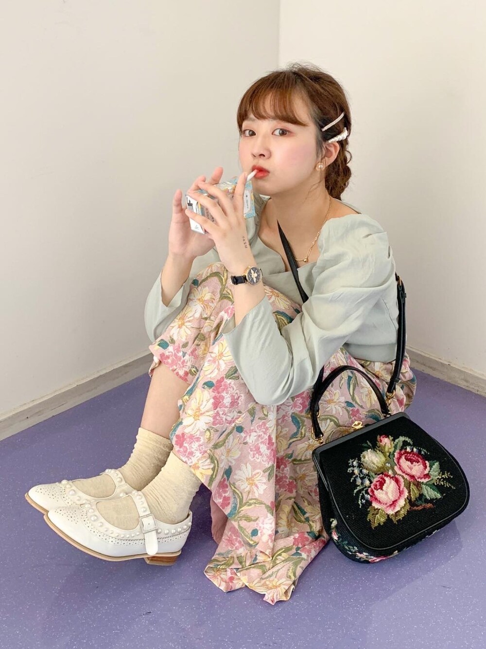 「パールアクセ、花柄スカート、はるコーデ、ゆるコーデ、メリージェーン、ボリューム袖、大人かわいい、カジュアル」｜「HARUTAのアイテム（バレエシューズ、ホワイト系）」を使った、Mojoさん（レディース・160cm）の秋コーディネートの1枚目の写真