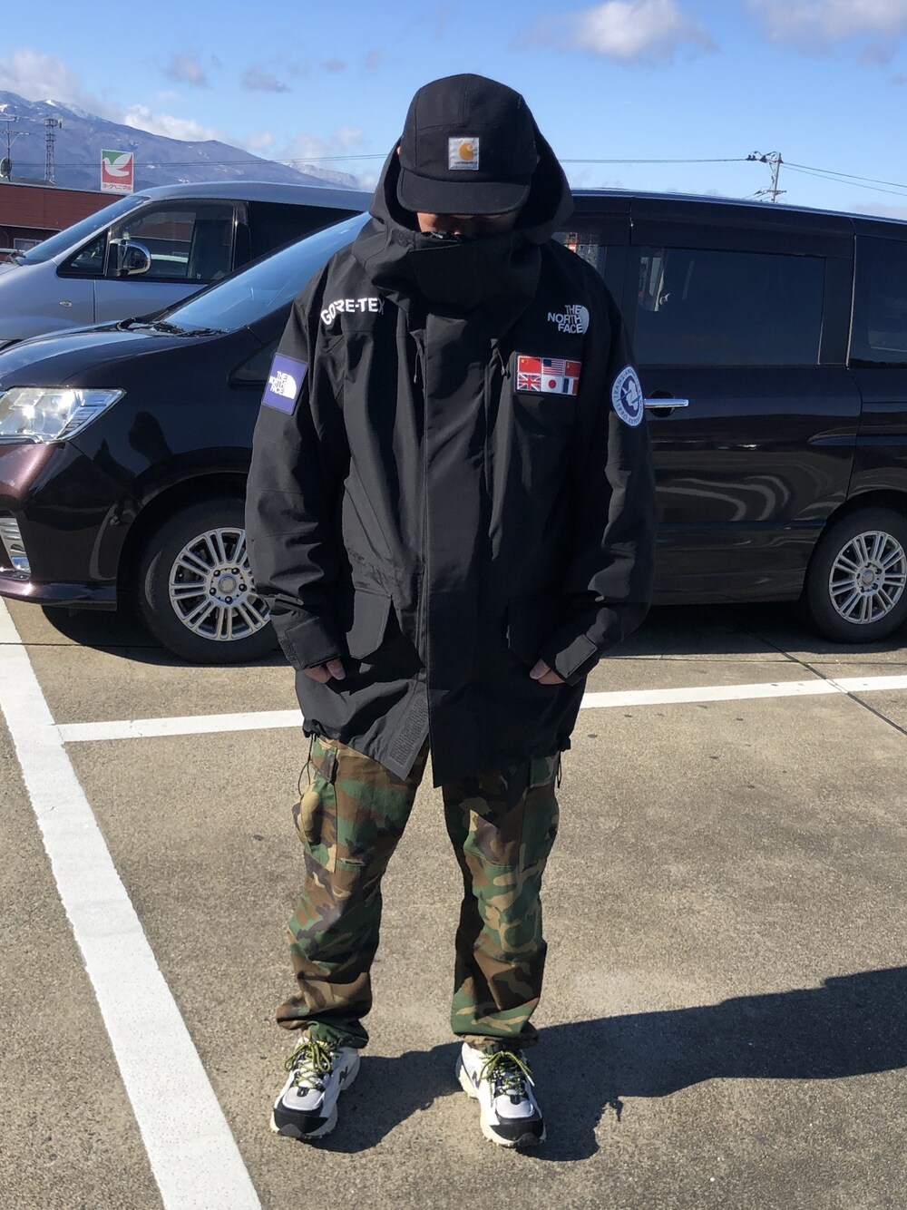 「オーバーサイズ、ストリート、ノースフェイス、ニューバランス、ロスコ、カーハート、ストリートコーデ、冬コーデ」｜「THE NORTH FACEのアイテム（マウンテンパーカー、ブラック系）」を使った、ayukazuさん（メンズ・178cm）の冬コーディネートの1枚目の写真