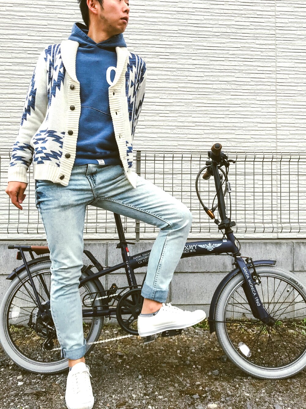 ホワイト系のカーディガン/ボレロ、ブルー系のパーカー、ホワイト系のスニーカーを着用したメンズの春コーディネートの1枚目の写真